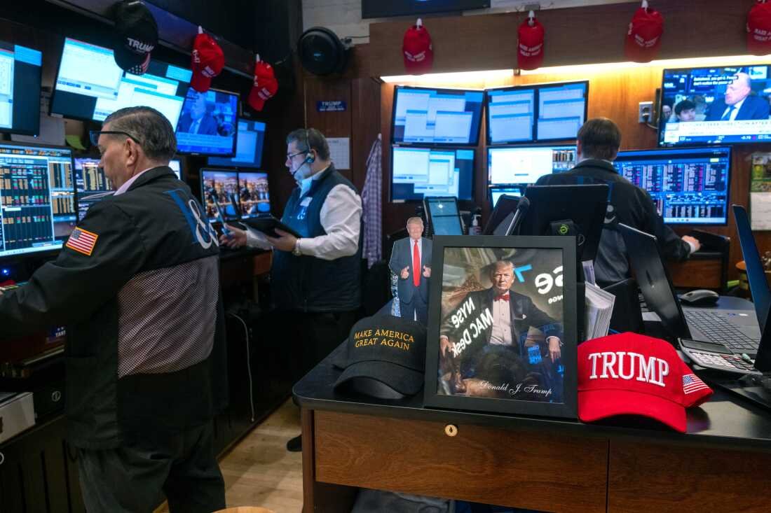 NEW YORK, NEW YORK - MARCH 11: Traders work on the floor of the New York Stock Exchange (NYSE) on March 11, 2025 in New York City. Following the worst day for the markets this year, the Dow was down nearly 500 points in morning trading. (Photo by Spencer Platt/Getty Images)