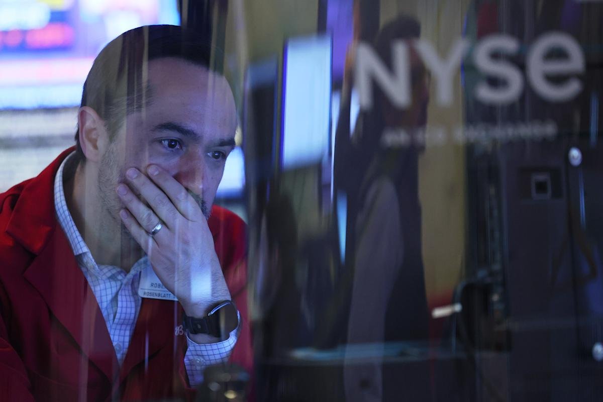 stocks-pummeled-as-nasdaq-sinks-4%,-dow-drops-1,000-points-as-new-china-tariffs-loom-over-markets