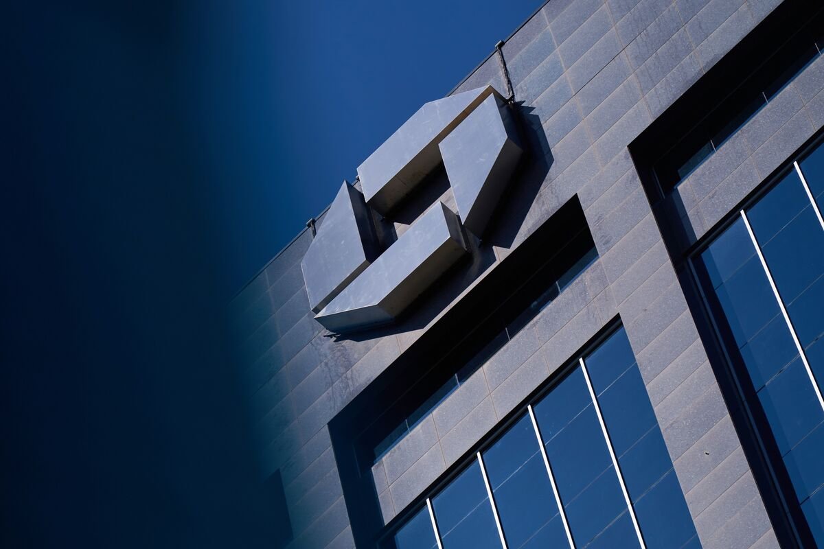 jpmorgan’s-stock-traders-notch-record-revenue-on-market-chaos