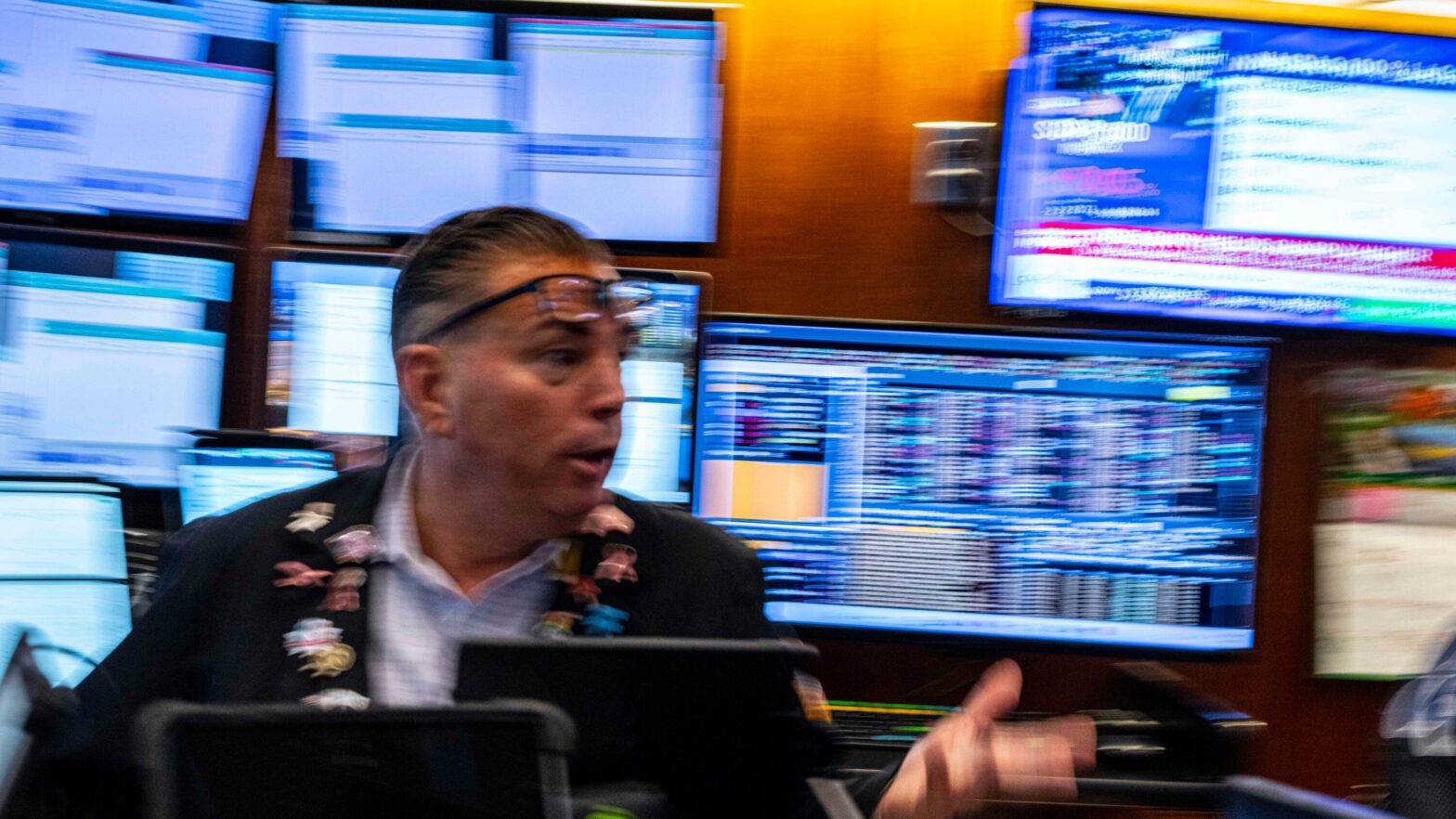 stocks-post-gain-for-the-week,-but-investors-remain-anxious