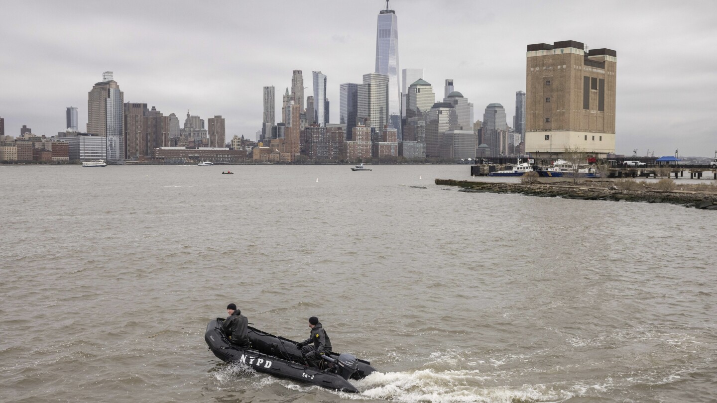 schumer-seeks-to-halt-flights-for-new-york-helicopter-company-after-deadly-hudson-river-crash