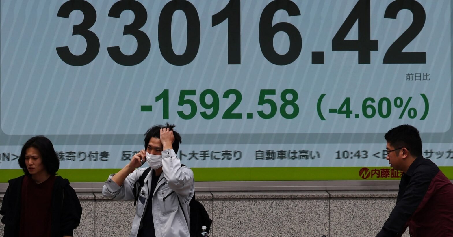 shares-fall-in-asia-as-nvidia-curbs-fan-worries,-gold-hits-record