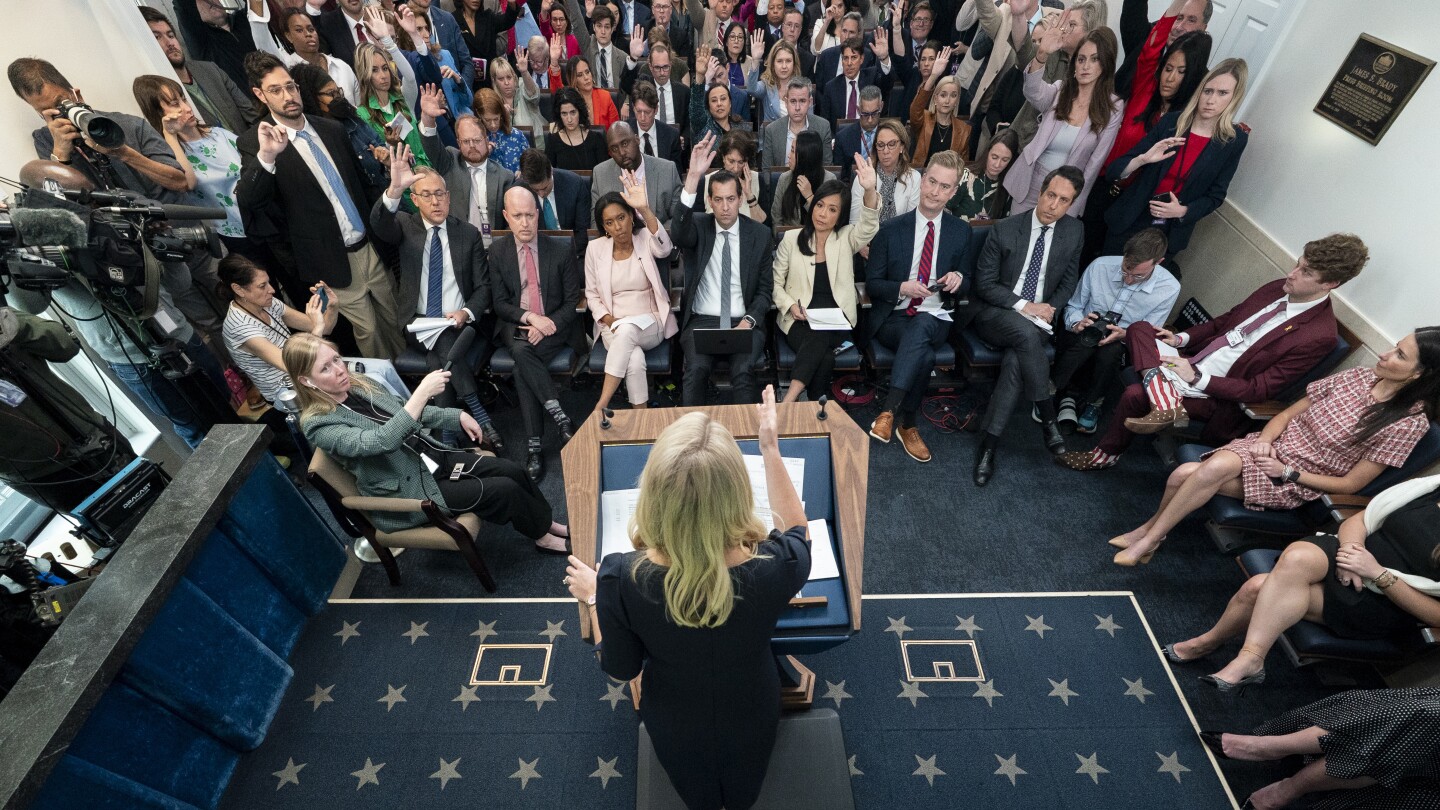 the-white-house-is-starting-a-new-media-policy-that-restricts-wire-services’-access-to-the-president