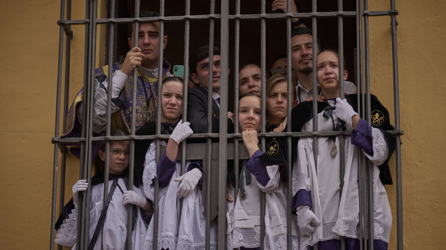 ap-photos:-rain-or-shine,-emotions-run-high-at-seville’s-holy-week-processions-in-spain