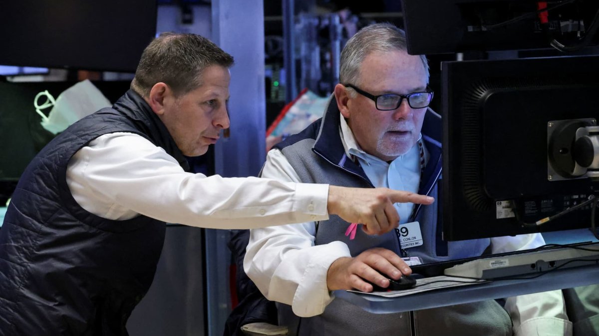 how-to-stay-out-of-big-tech,-but-in-stocks,-if-s&p-500-loss-of-momentum-isn’t-ending