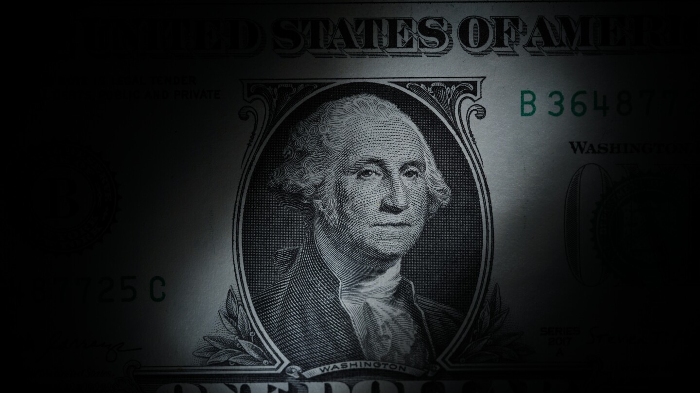strange-sell-off-in-the-dollar-raises-the-specter-of-investors-losing-trust-in-the-us-under-trump