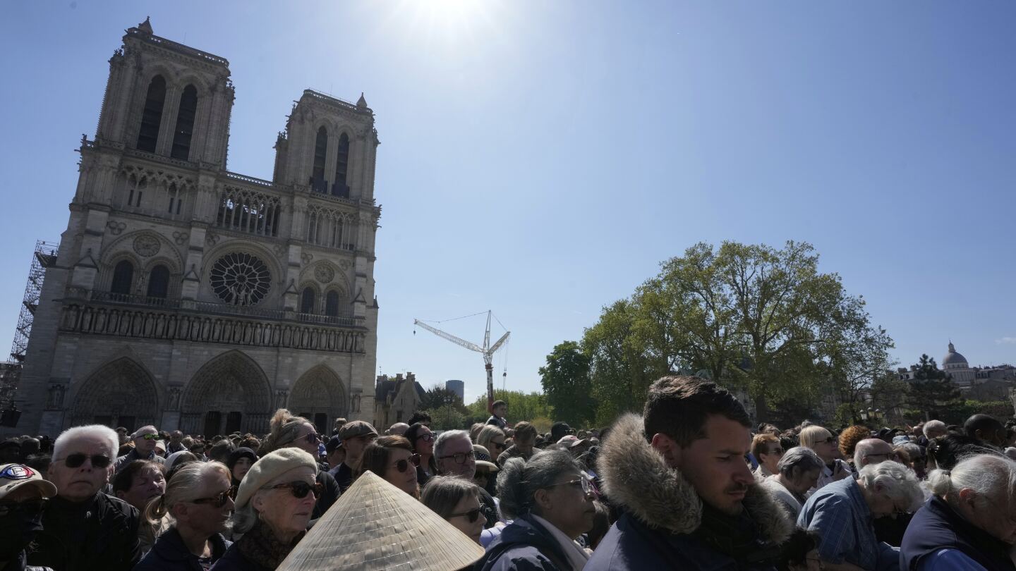 worshippers-return-to-restored-notre-dame-for-easter-rituals-with-emotion-and-awe