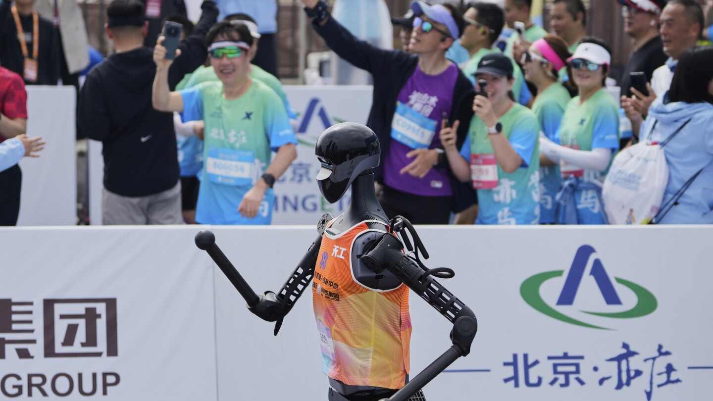 no-sweat:-humanoid-robots-run-a-chinese-half-marathon-alongside-flesh-and-blood-competitors