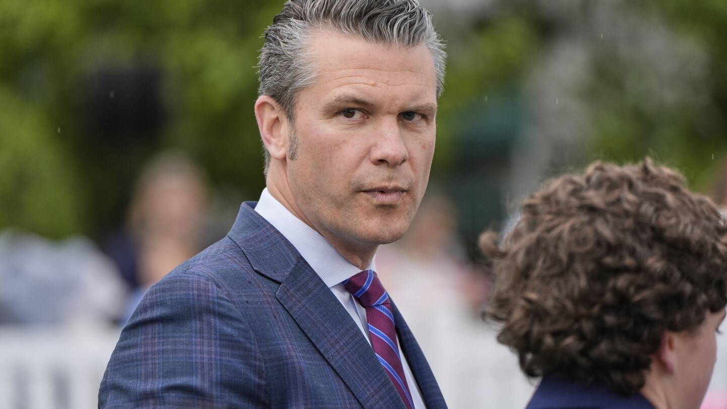 white-house-voices-support-for-hegseth-as-a-new-signal-chat-revelation-stirs-fresh-pentagon-turmoil