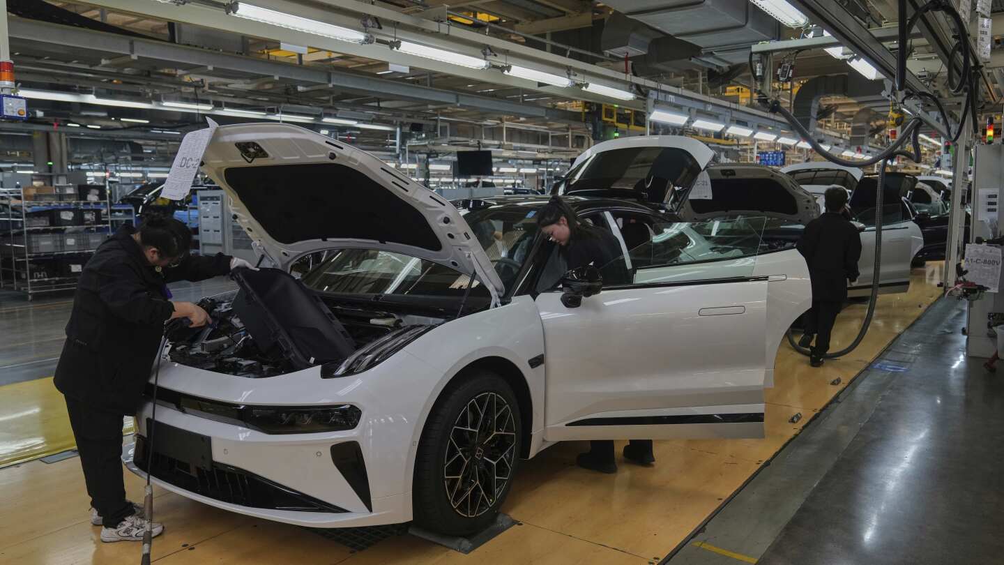 us,-global-economic-outlook-worsens-in-the-face-of-trump’s-tariffs,-imf-says