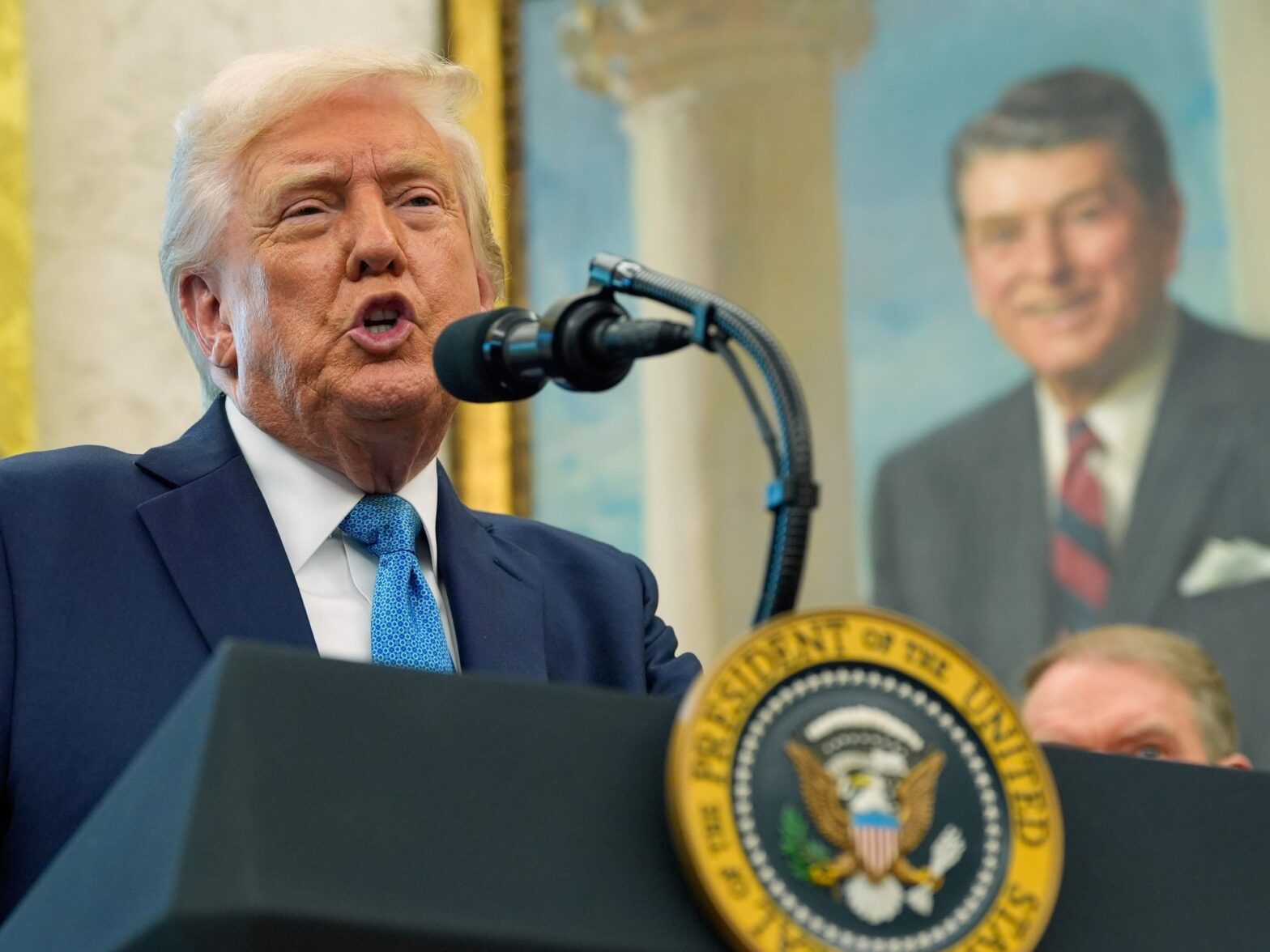 trump-backs-off-threat-to-fire-fed-chair-powell-as-stock-market-surges