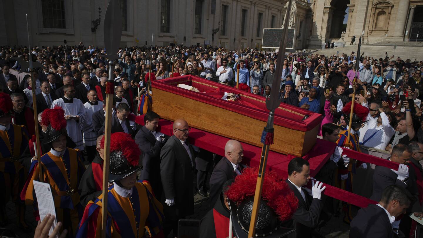 ap-photos:-procession-begins-to-transfer-the-body-of-pope-francis