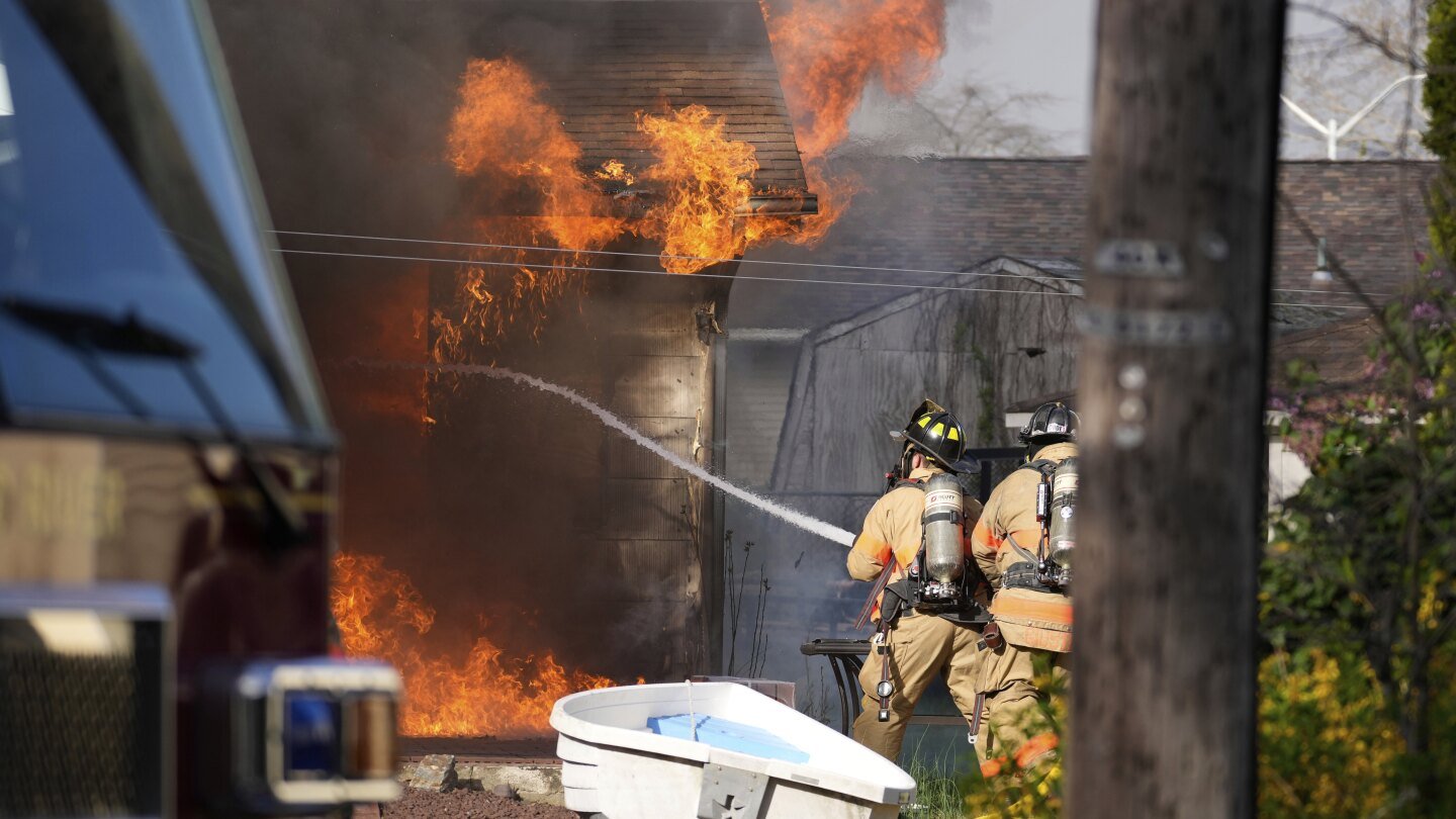 new-jersey-forest-fire-forces-thousands-to-evacuate-and-temporarily-closed-a-major-highway