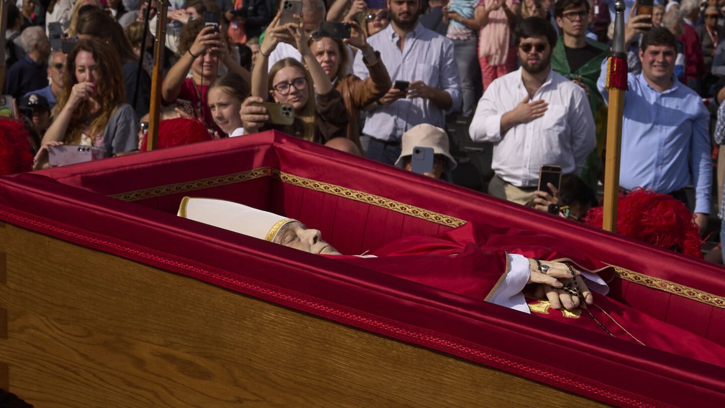 ap-photos:-iconic-images-of-pope-francis’-procession-captured-by-ap-photographer