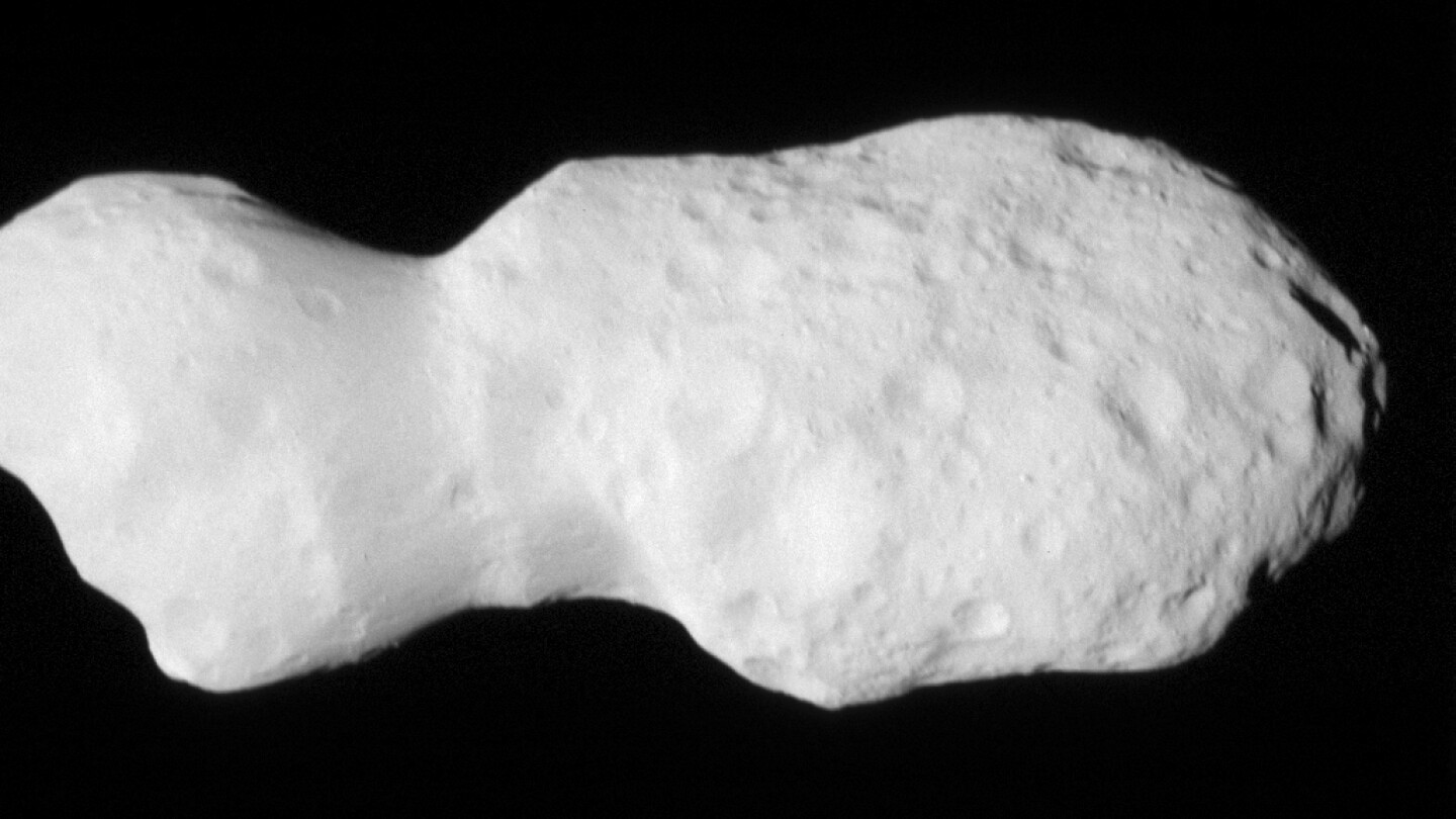 nave-de-la-nasa-envia-imagenes-de-asteroide-con-forma-de-bolo-irregular
