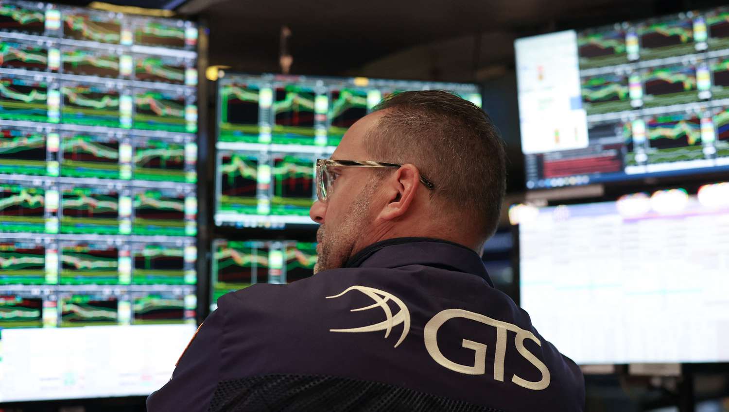 dow-jones-today:-stock-futures-slip-after-two-days-of-big-gains-as-investors-digest-flurry-of-earnings,-await-news-on-tariffs