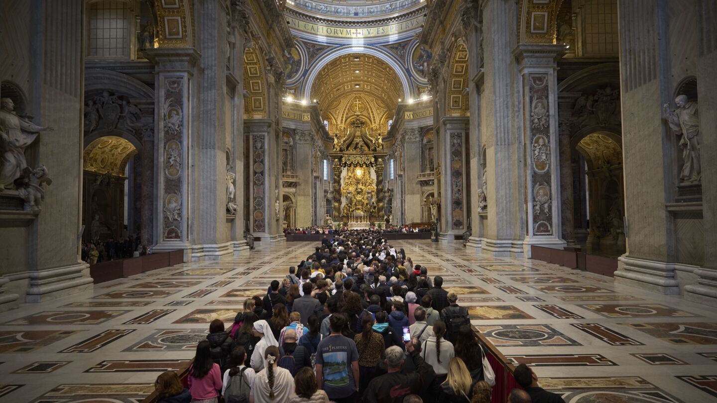 ap-photos:-faithful-join-the-line-to-pay-their-final-respects-to-pope-francis