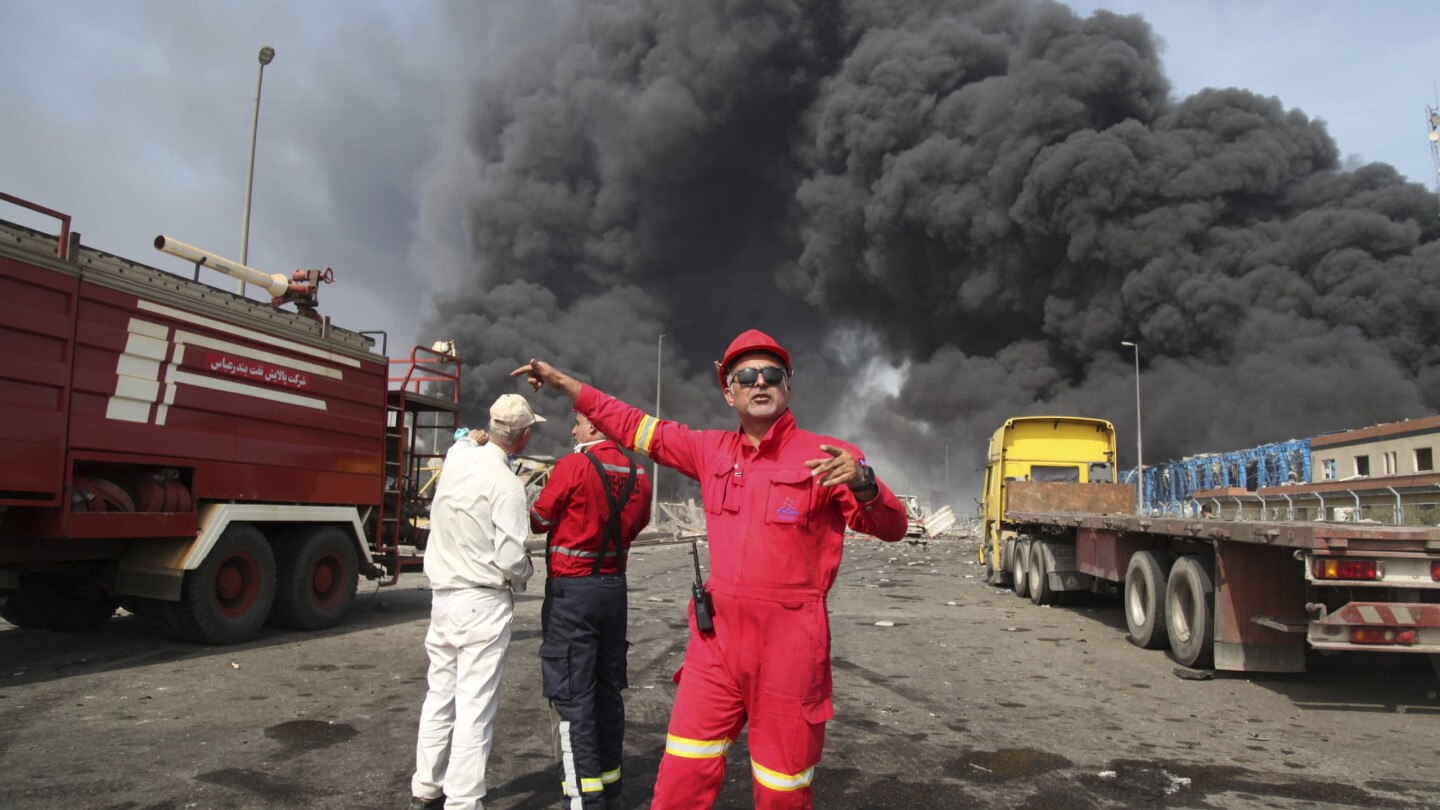 a-massive-explosion-and-fire-strikes-the-iranian-port-city-of-bandar-abbas,-state-media-report
