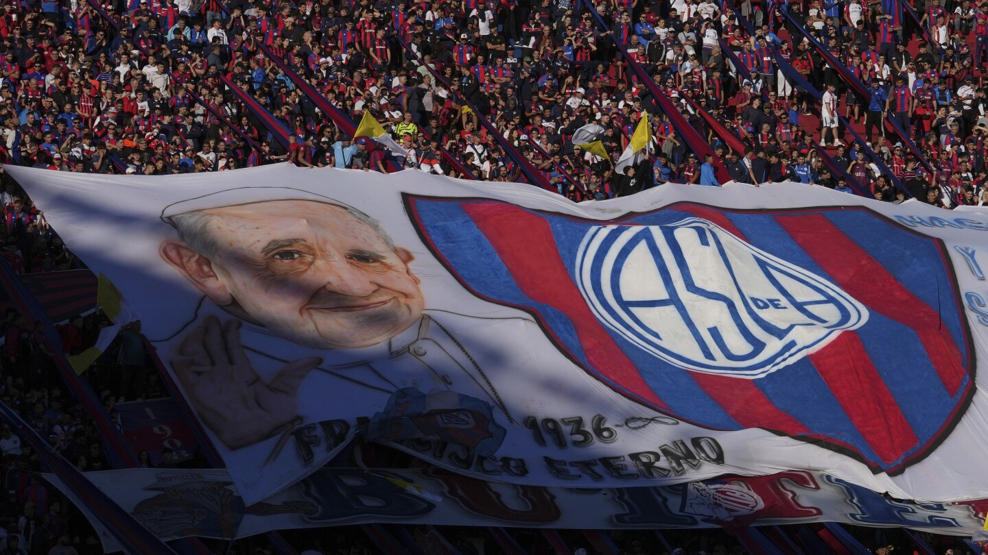 argentina’s-san-lorenzo-club-pays-tribute-to-pope-francis-during-match