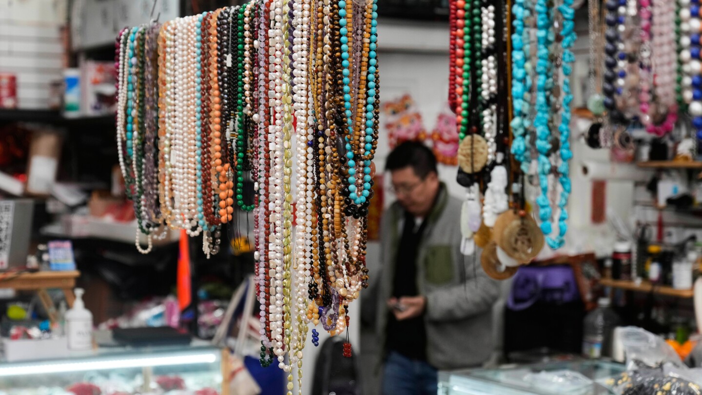 china-lowers-minimum-amount-for-tax-refunds-for-tourists-to-boost-spending
