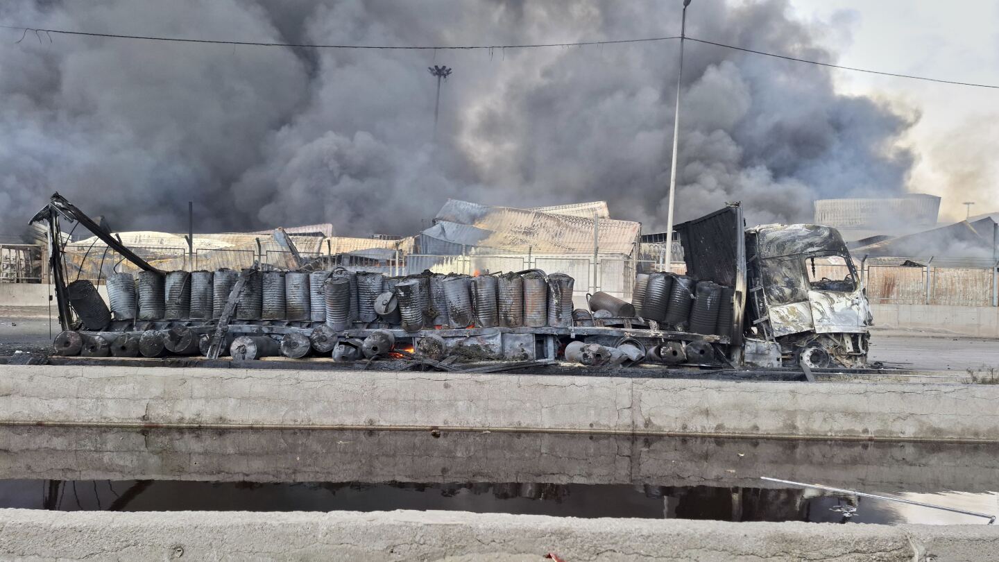 el-presidente-de-iran-visita-a-heridos-en-explosion-en-puerto-que-dejo-al-menos-28-muertos
