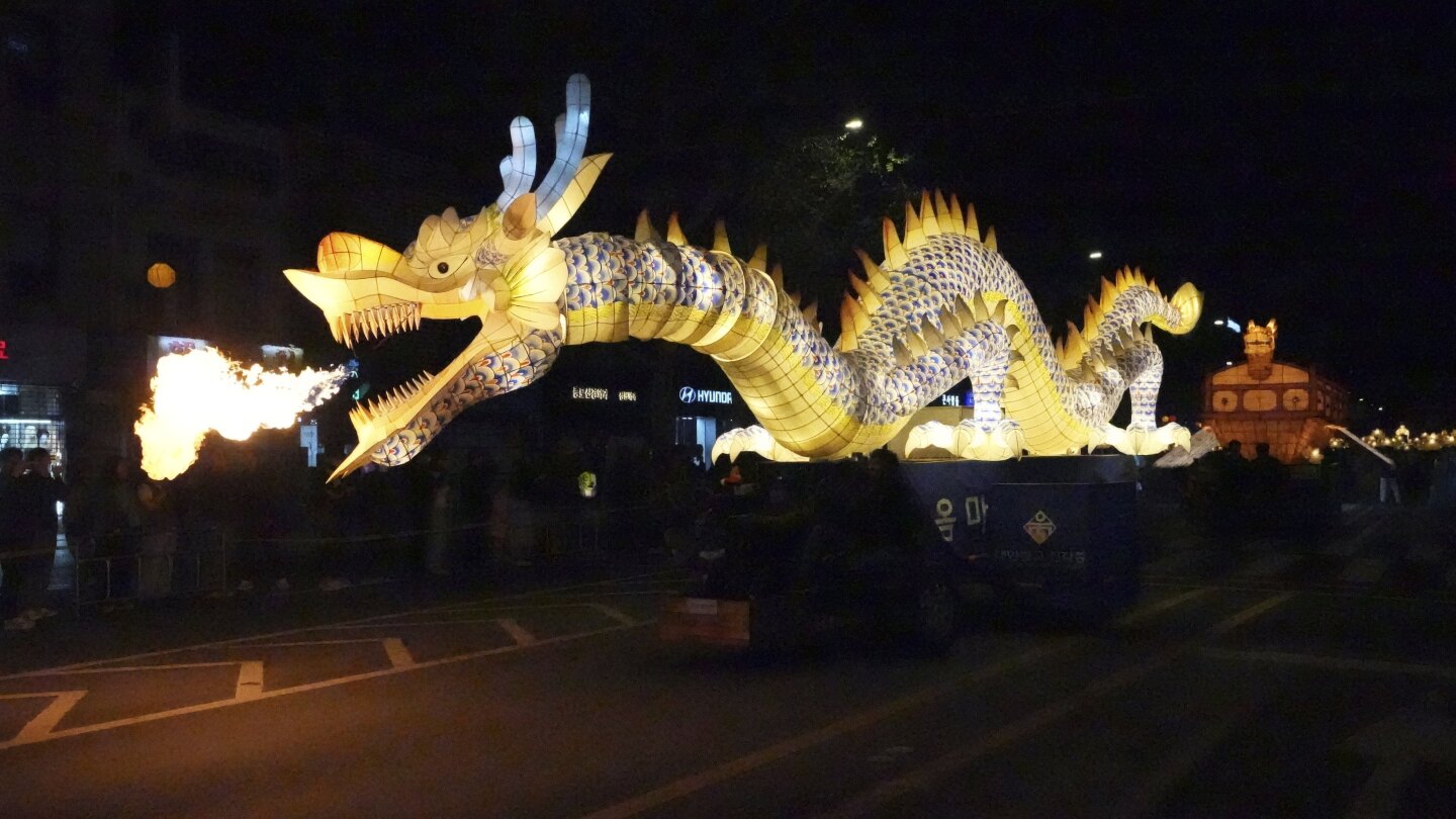 ap-photos:-thousands-of-buddhists-participate-in-lotus-lantern-festival-in-south-korea