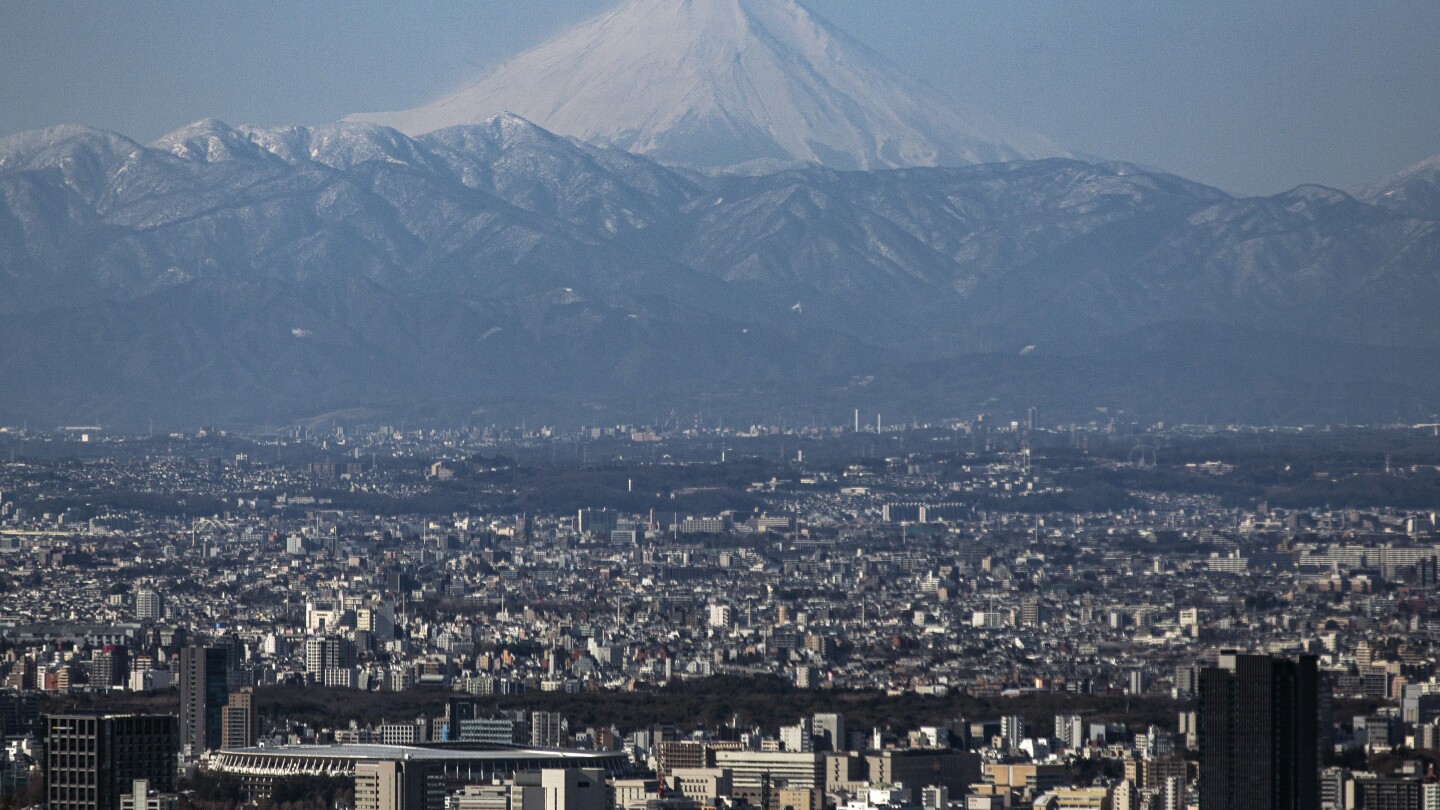 a-man-airlifted-from-japan’s-mount-fuji-returns-to-the-slope-days-later-and-is-rescued-again