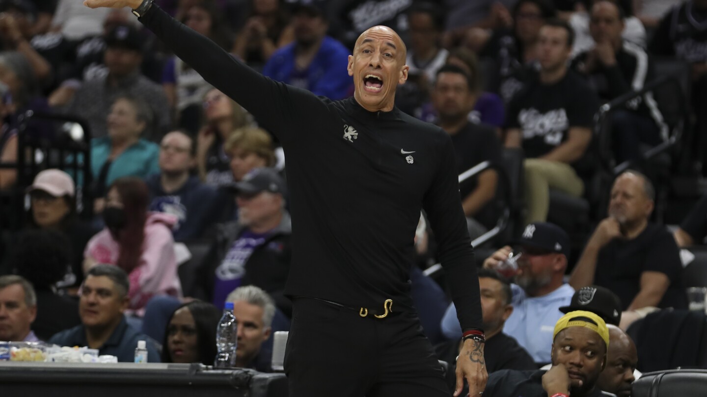 kings-are-finalizing-a-deal-to-keep-doug-christie-as-coach,-ap-source-says