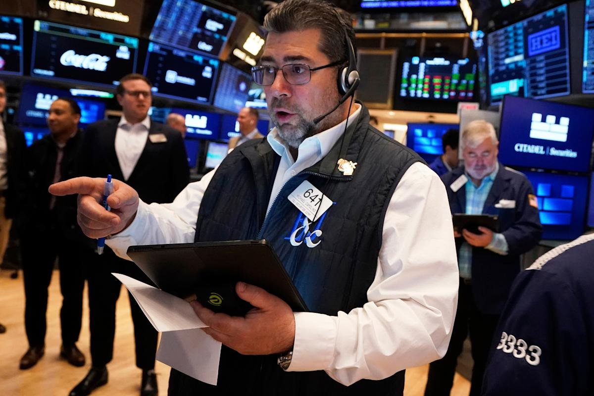 stock-market-today:-dow,-s&p-500,-nasdaq-fall-on-bleak-gdp,-jobs-data-with-big-tech-earnings-on-deck