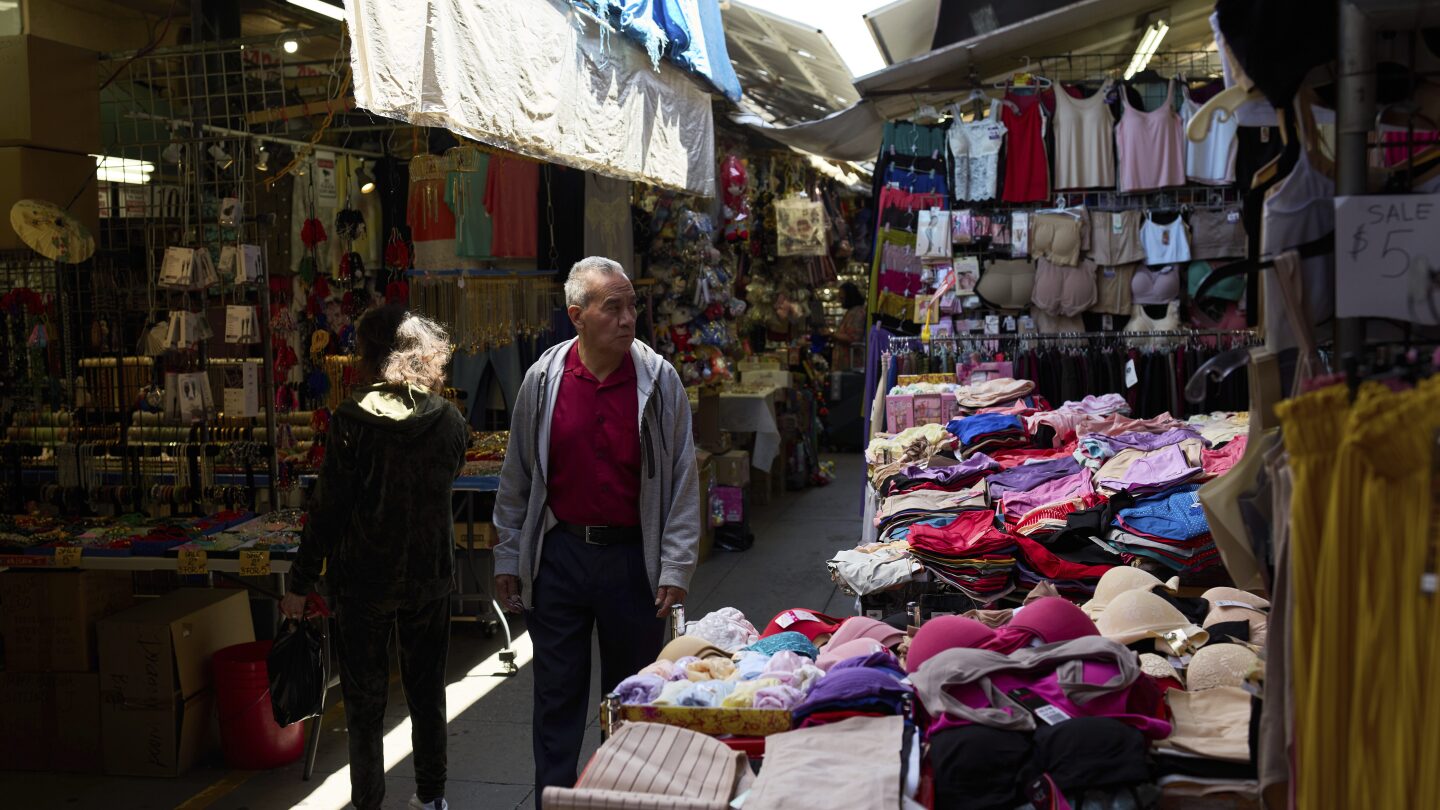 us-inflation-cools,-consumer-step-up-spending,-as-americans-brace-for-tariff-impact
