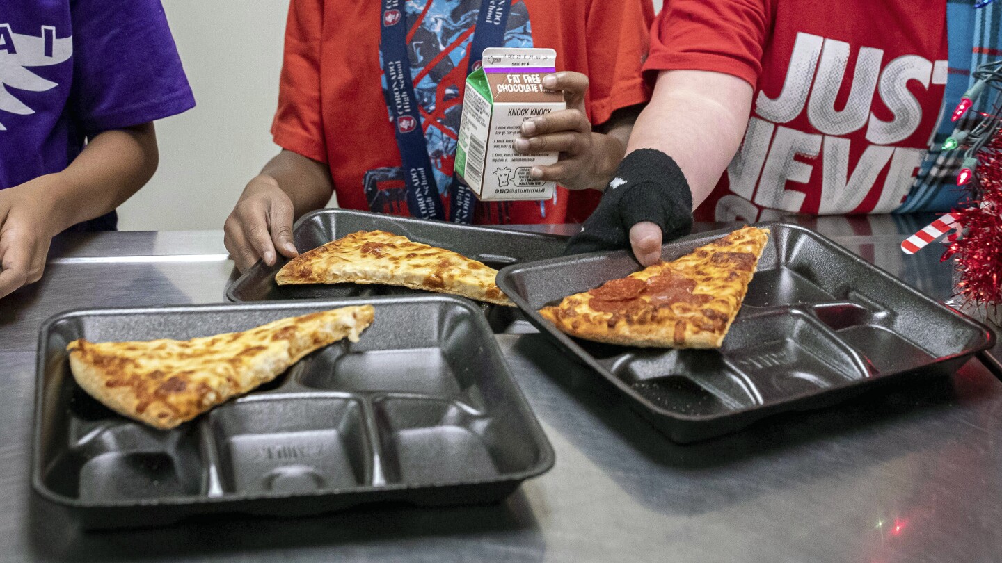 there’s-a-new-push-to-put-whole-milk-back-in-school-meals.-here’s-what-you-should-know
