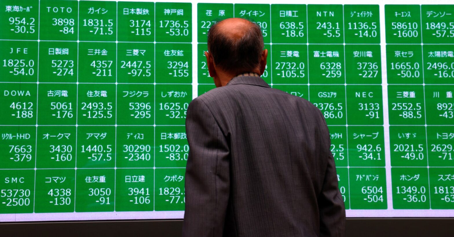stocks-stabilise,-gold-hits-record-before-trump-tariff-reveal