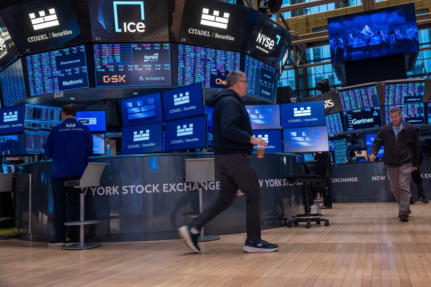 dow-jones-today:-stock-futures-fall-as-investors-await-details-on-new-tariffs;-s&p-500-coming-off-worst-month-since-2022