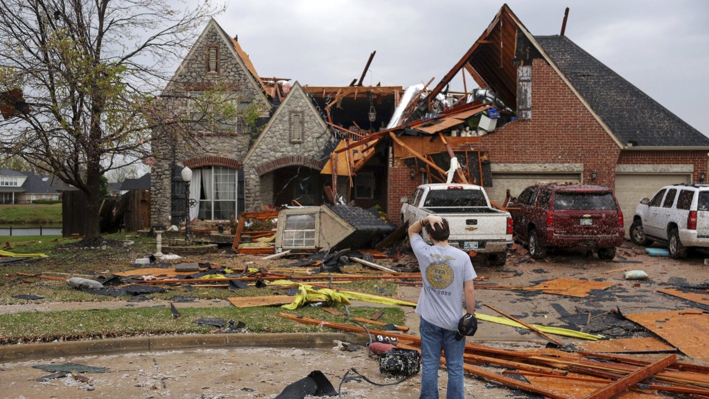 violent-storms-cut-through-the-south-and-midwest,-spawning-tornadoes-and-killing-1-person