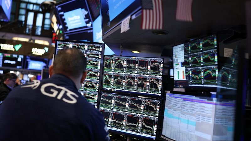 stocks-tumble-and-dollar-weakens-as-recession-fears-grip-wall-street