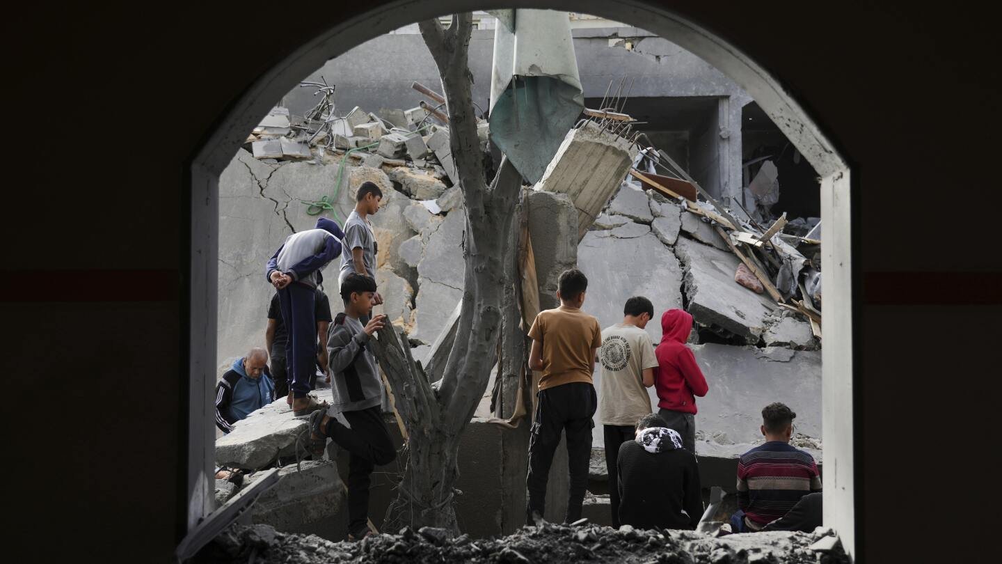 israel-strikes-tents-near-hospitals-in-gaza,-killing-and-wounding-reporters