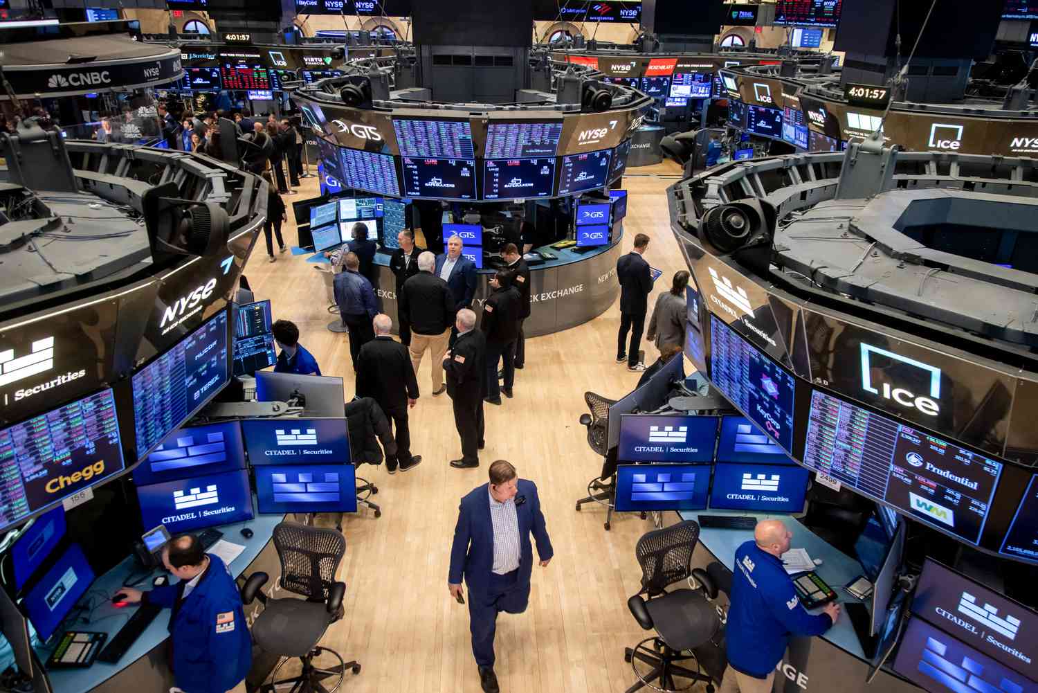 dow-jones-today:-stock-futures-surge-as-market-looks-to-rebound-from-tariff-fueled-sell-off;-dow-poised-to-jump-1,000-points