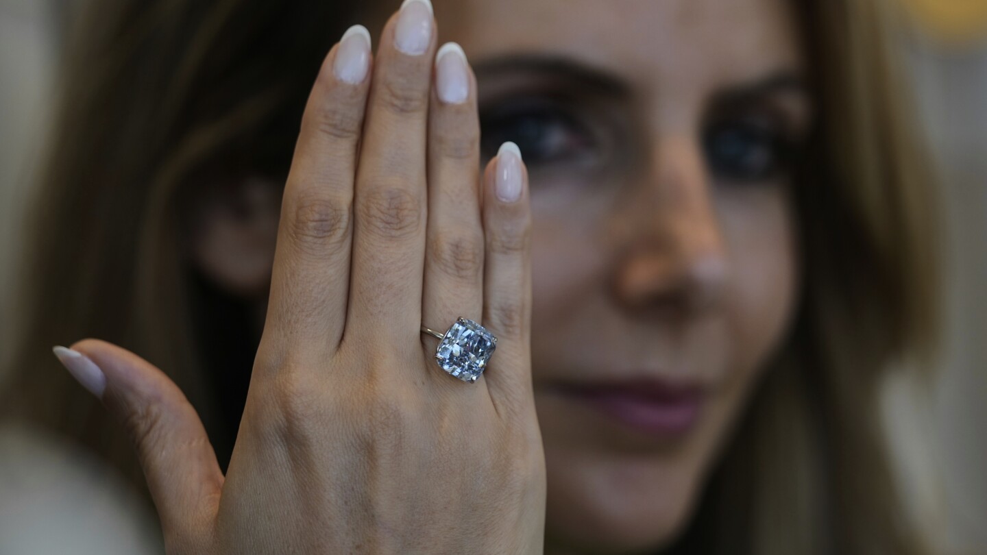 rare-blue-diamond-shines-at-a-$100-million-exhibition-in-abu-dhabi