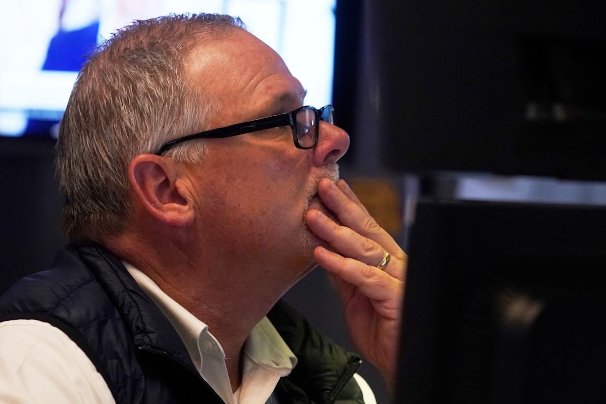 stock-market-today:-dow-sinks-300-points,-s&p-500-nears-bear-market-as-trump’s-tariffs-keep-roiling-wall-street