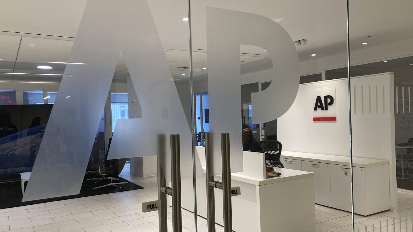 ap-wins-reinstatement-to-white-house-events-after-judge-rules-government-can’t-bar-its-journalists