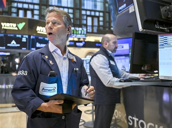 stock-market-dips-into-bear-territory,-stages-a-comeback,-but-closes-red-on-tariff-fears