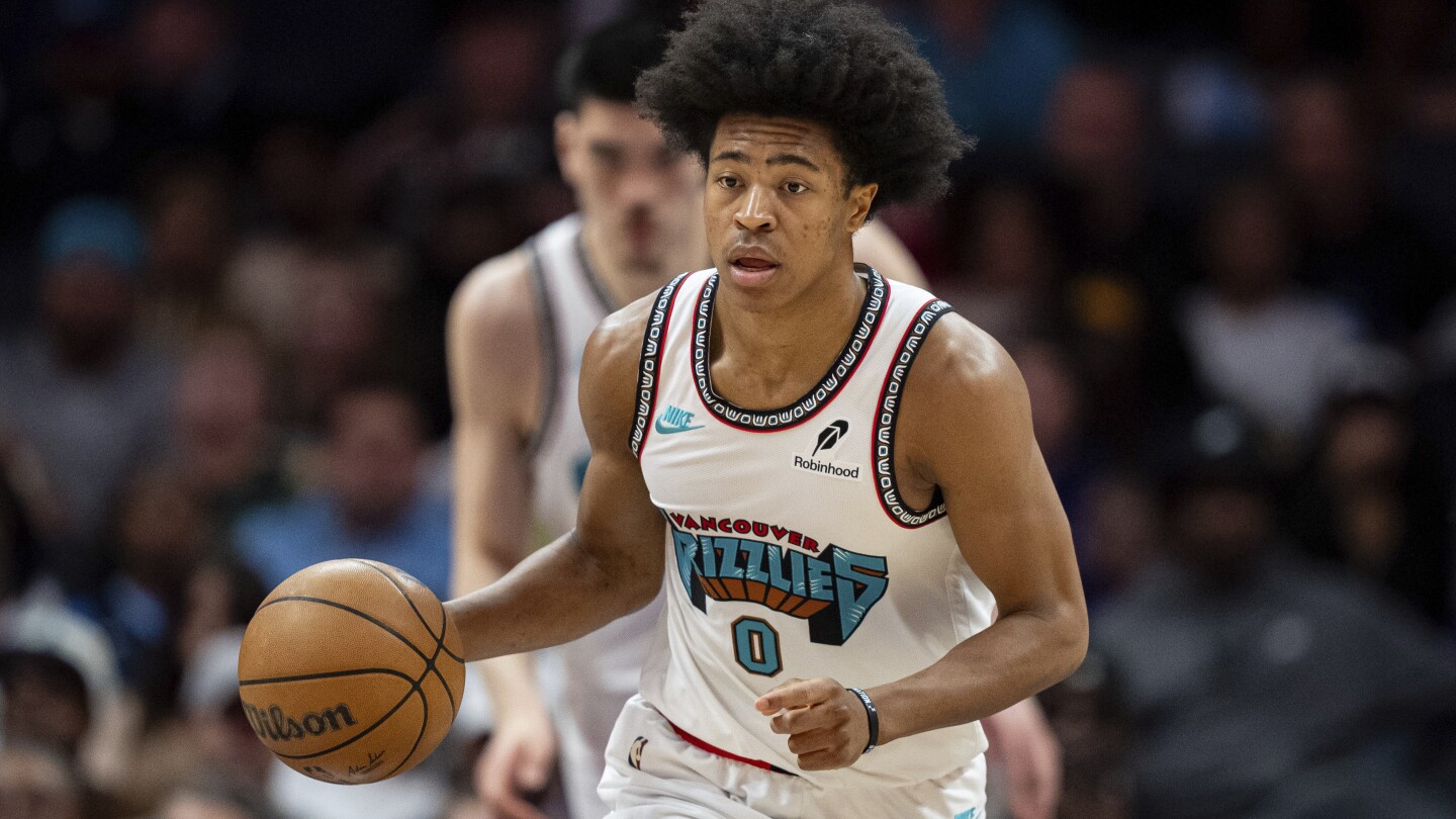 grizzlies’-jaylen-wells-taken-off-on-a-stretcher-after-hard-landing
