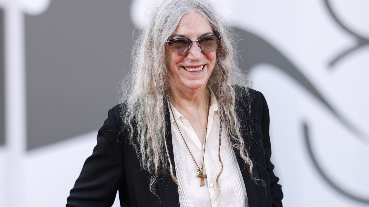 patti-smith-will-take-another-look-back-in-a-new-memoir,-‘bread-of-angels’
