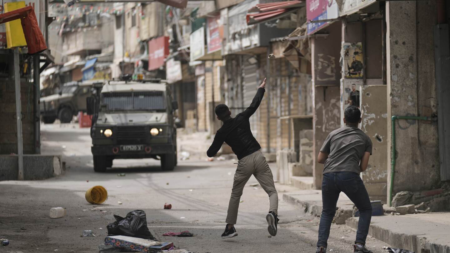 israeli-strike-on-gaza-apartment-building-kills-at-least-15,-officials-say