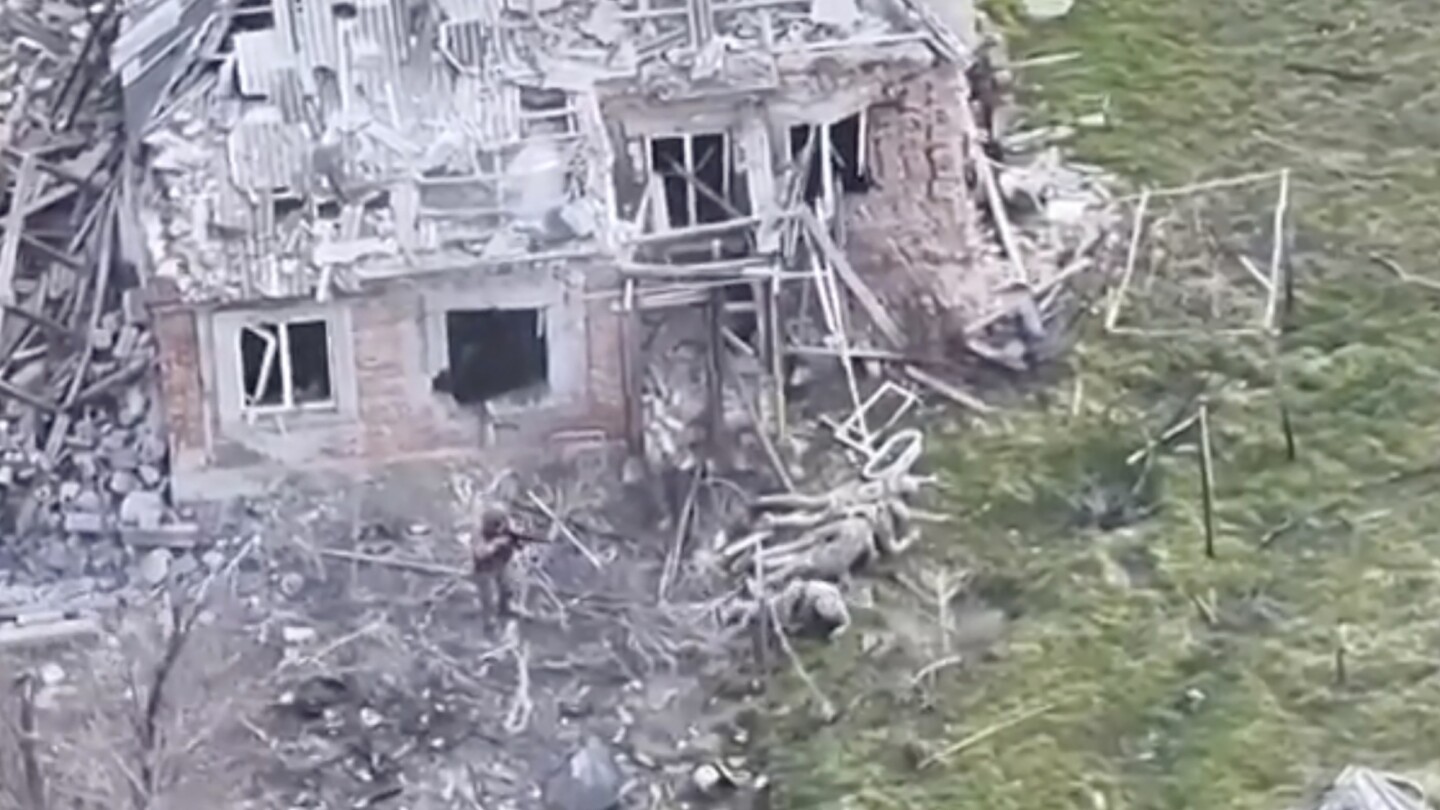 a-video-of-ukrainian-pows-killed-by-men-identified-as-russians-raises-questions-on-accountability