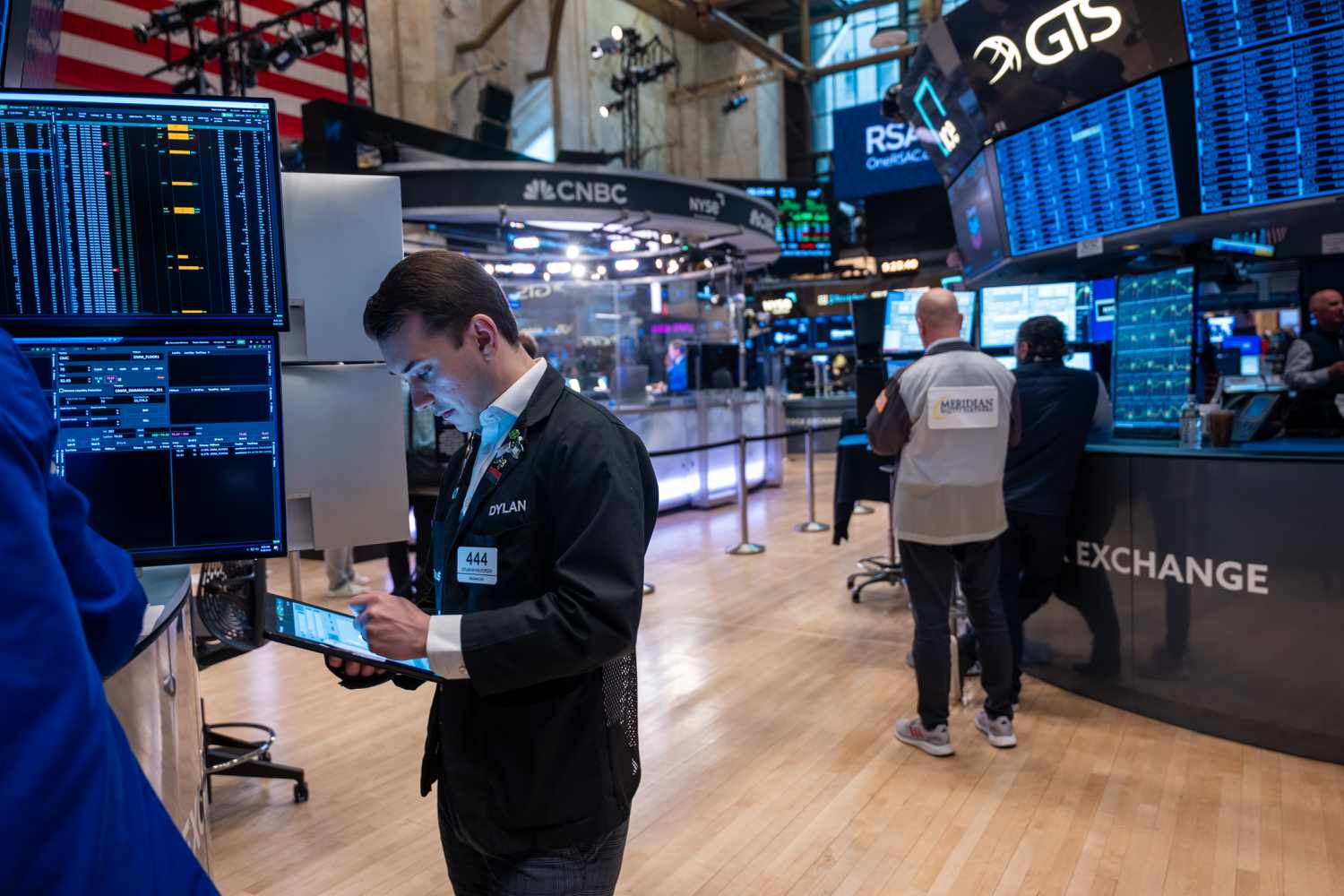 dow-jones-today:-stock-futures-jump-after-strong-earnings-from-microsoft,-meta-as-apple,-amazon-on-deck;-s&p,-dow-riding-7-day-win-streaks