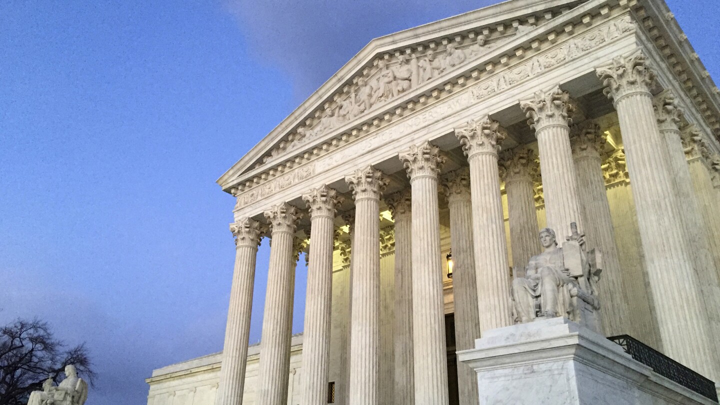trump-administration-asks-supreme-court-to-strip-legal-protections-from-350,000-venezuelan-migrants