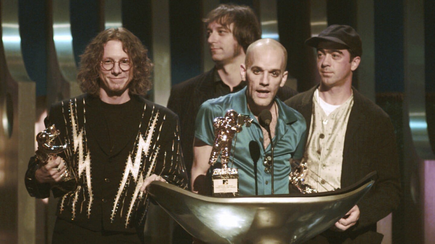 worlds-collide:-rem.-rereleases-‘radio-free-europe’-single-to-benefit-the-threatened-news-service