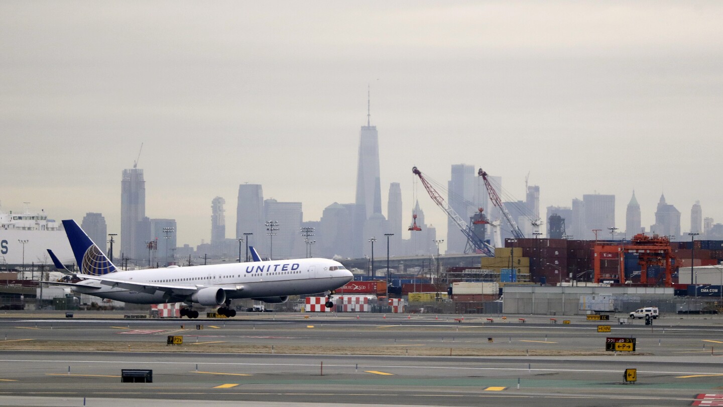 united-airlines-cuts-35-daily-flights-at-newark-airport,-citing-shortage-of-air-traffic-controllers