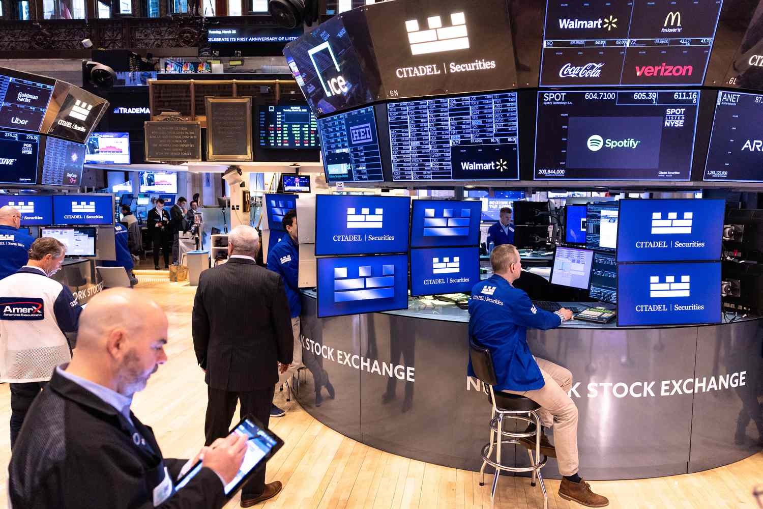 dow-jones-today:-stock-futures-fall-after-winning-streak-comes-to-an-end-as-investors-await-news-on-tariffs,-fed-decision